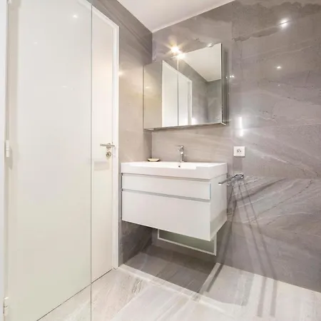 3 125 M2 Avec Vue Exceptionnelle Face A La *