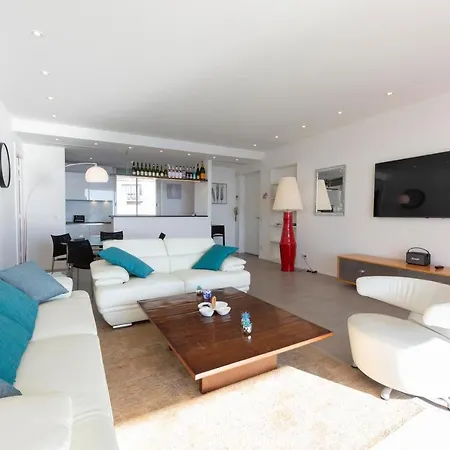 3 125 M2 Avec Vue Exceptionnelle Face A La *
